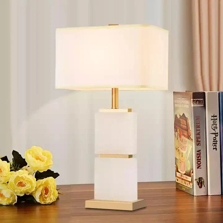 Zeitlose und schlichte Designtischlampe für gehobene Interieurs – Impérial