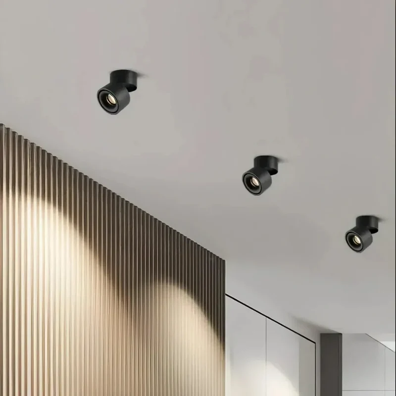 Schwenkbarer Aufbaustrahler im modernen Design für das Wohnzimmer