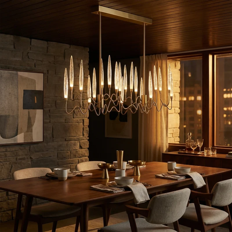 Skulpturaler Kronleuchter mit Chandelier-Inspiration und zartem Glanz – Plume
