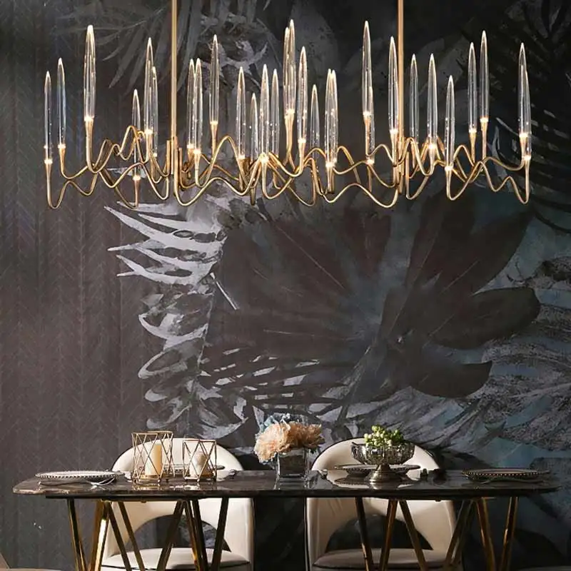 Skulpturaler Kronleuchter mit Chandelier-Inspiration und zartem Glanz – Plume