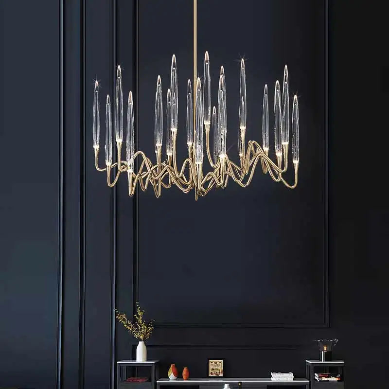 Skulpturaler Kronleuchter mit Chandelier-Inspiration und zartem Glanz – Plume