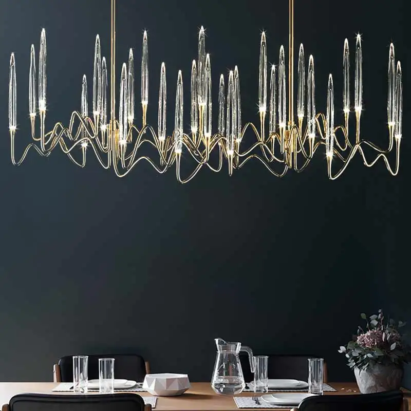 Skulpturaler Kronleuchter mit Chandelier-Inspiration und zartem Glanz – Plume