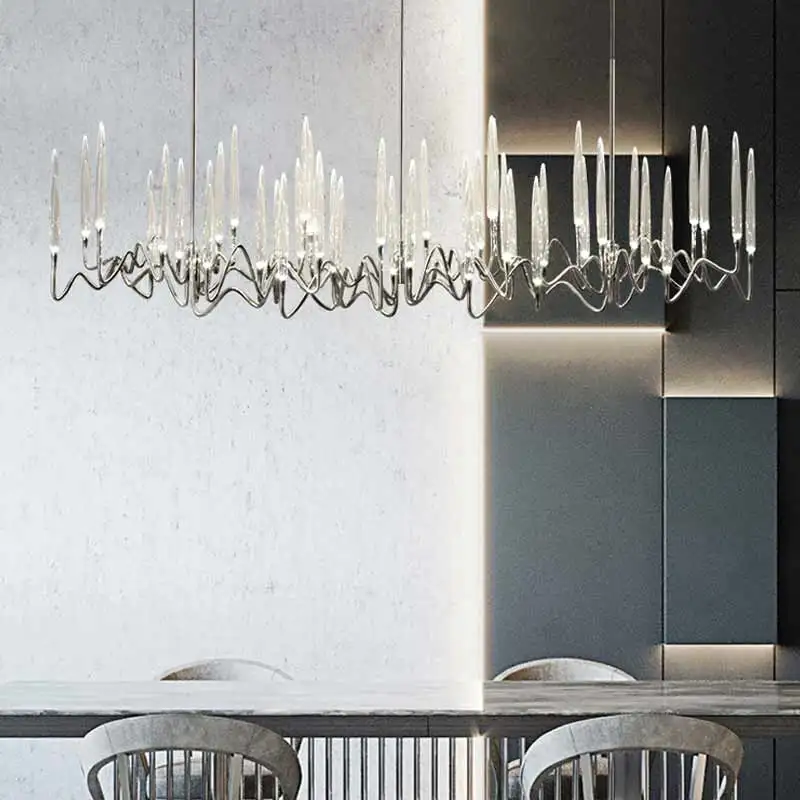 Skulpturaler Kronleuchter mit Chandelier-Inspiration und zartem Glanz – Plume