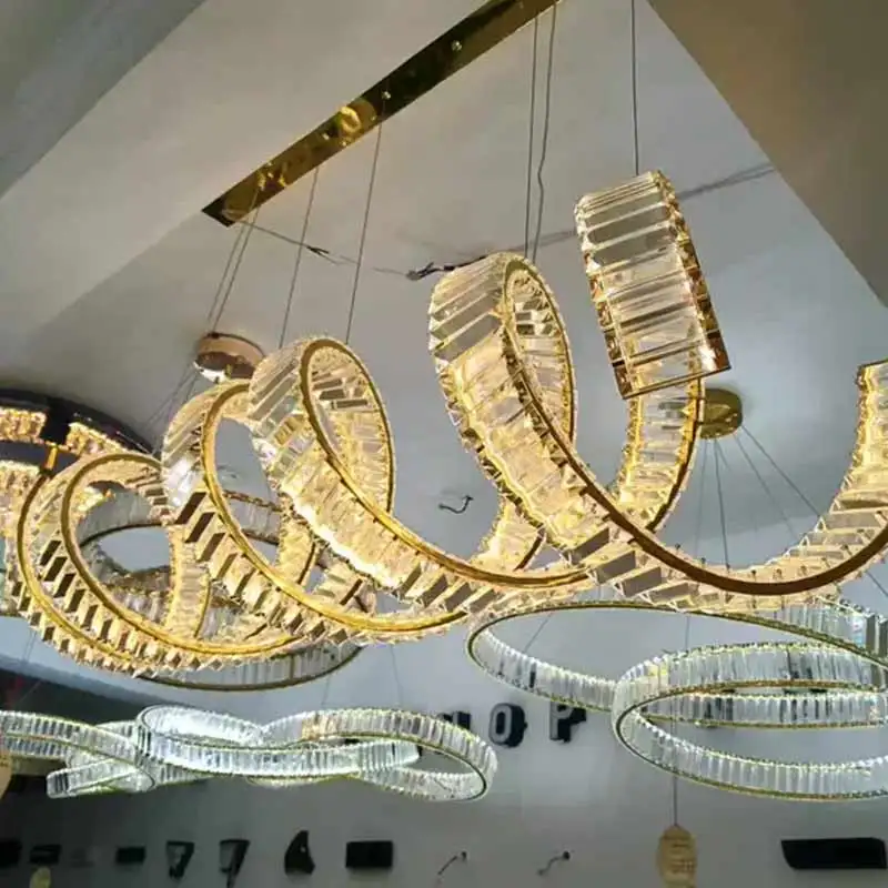 Deckenleuchte Helix-Design mit edem Glanz – Florale
