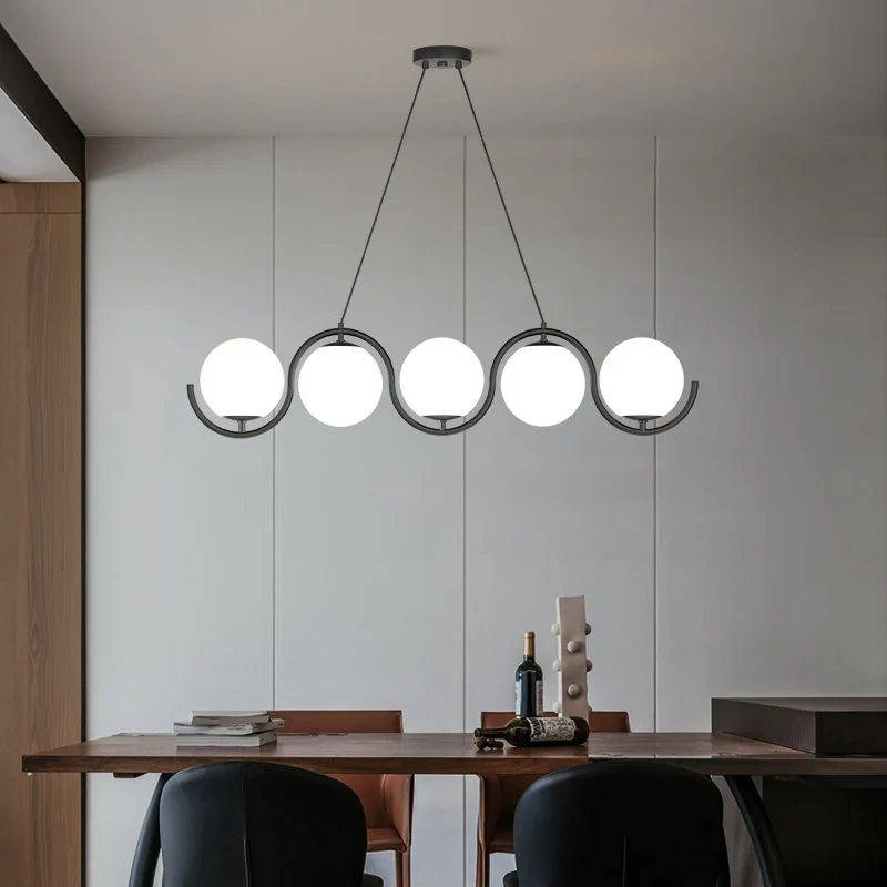 Design-Hängeleuchte mit Kugel aus Metall und Glas für gemütliche Atmosphäre – Althéa