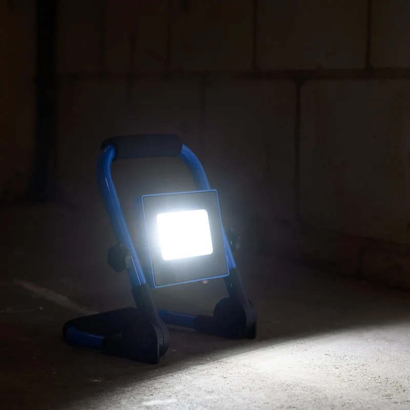 Akku-LED-Arbeitsstrahler auf Gestell blau 10 Watt Laufzeit 2,5h - LED's Light Basic