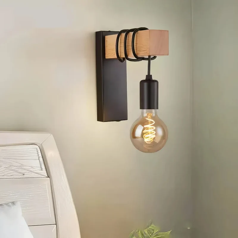 Wandlampe im Industrial-Stil aus Holz für Schlafzimmer