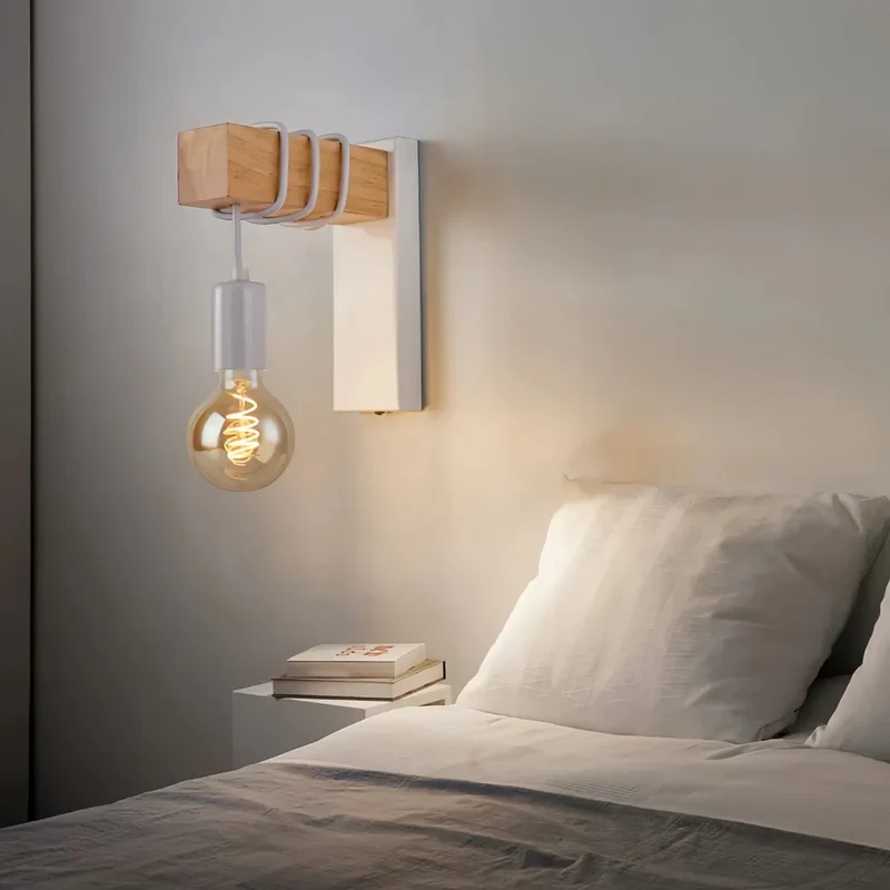 Wandlampe im Industrial-Stil aus Holz für Schlafzimmer