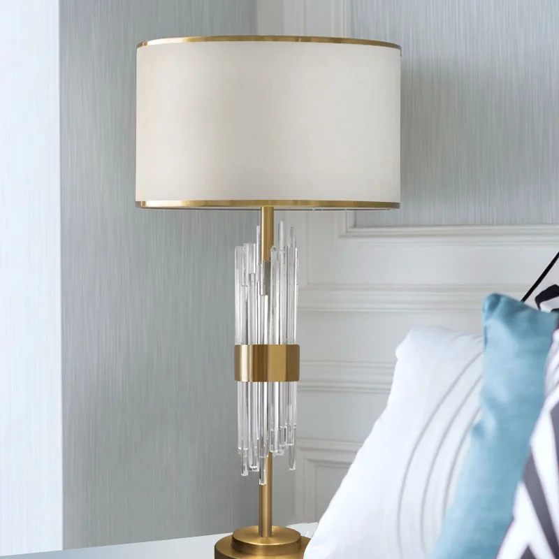 Elegante Nachttischlampe mit weißem Stoffschirm und goldenem Fuß – Aurore