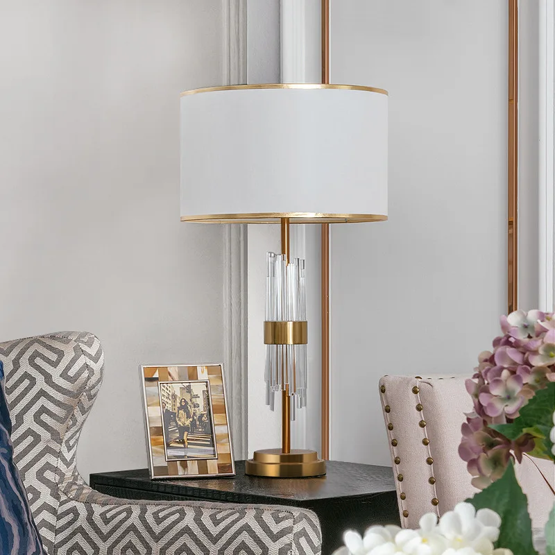 Elegante Nachttischlampe mit weißem Stoffschirm und goldenem Fuß – Aurore