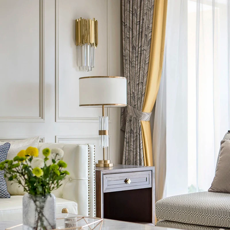 Elegante Nachttischlampe mit weißem Stoffschirm und goldenem Fuß – Aurore
