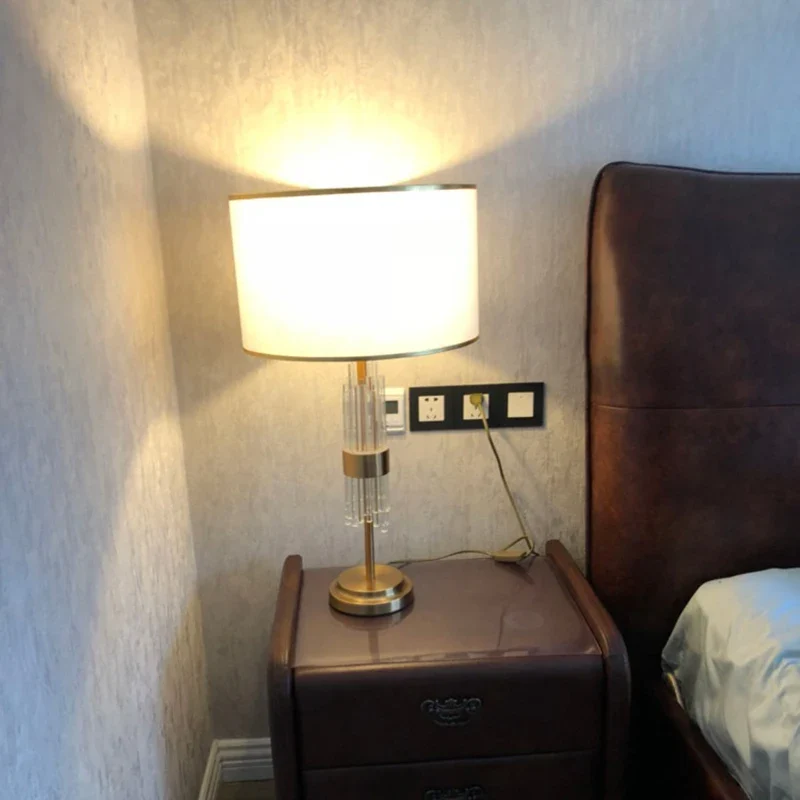 Elegante Nachttischlampe mit weißem Stoffschirm und goldenem Fuß – Aurore