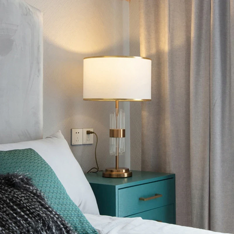 Elegante Nachttischlampe mit weißem Stoffschirm und goldenem Fuß – Aurore
