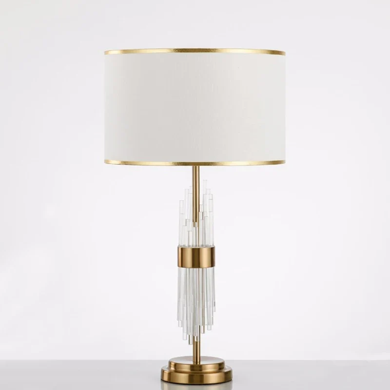 Elegante Nachttischlampe mit weißem Stoffschirm und goldenem Fuß – Aurore