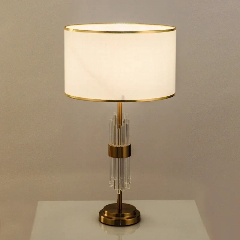 Elegante Nachttischlampe mit weißem Stoffschirm und goldenem Fuß – Aurore