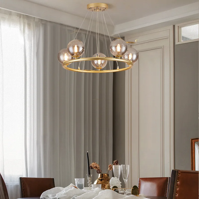 Eleganter Kronleuchter aus Metall und Glas, hohe Qualität – Luzia