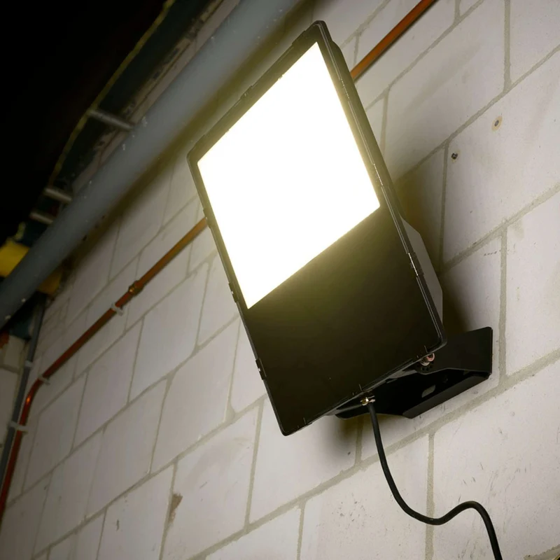 Außen-LED-Strahler 300 Watt CREE 48.000lm IP66 neutralweiß Korrosivität C4 - LED's Light Pro