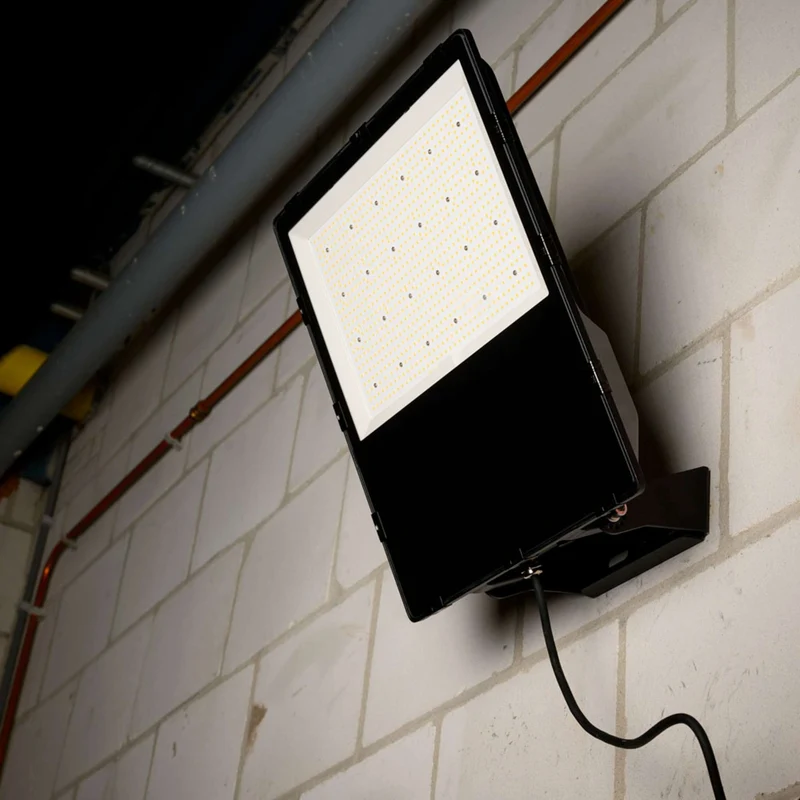 Außen-LED-Strahler 300 Watt CREE 48.000lm IP66 neutralweiß Korrosivität C4 - LED's Light Pro