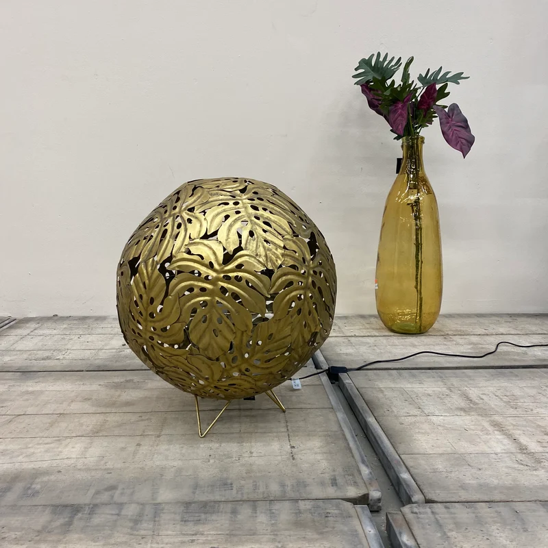 Countryfield Derry Tischlampe golden Floral Kugel Palmen Lampe