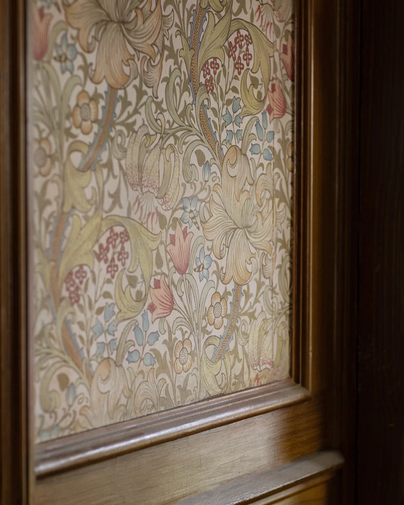 William Morris & Co. Tapet - Golden Lily Twister