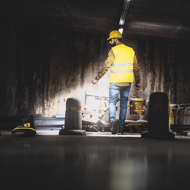 LED Akku Baustrahler 18V kompatibel mit Makita, Bosch, DeWalt, Milwaukee, Metabo – 2900lm Arbeitsleuchte IP54 & IK08 – Baustellenlampe inkl. 4 Marken-Adapter - LED's Work