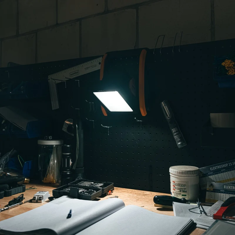 LED Akku Baustrahler 18V kompatibel mit Makita, Bosch, DeWalt, Milwaukee, Metabo – 2900lm Arbeitsleuchte IP54 & IK08 – Baustellenlampe inkl. 4 Marken-Adapter - LED's Work