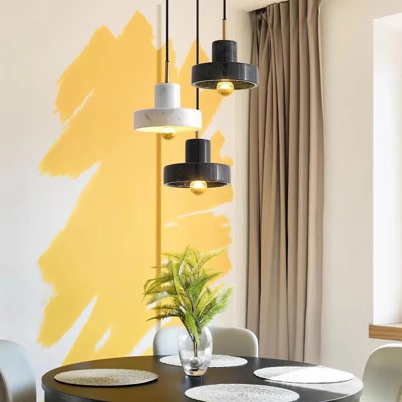 Minimalistische Architektur-Hängeleuchte aus Gold – Dorée