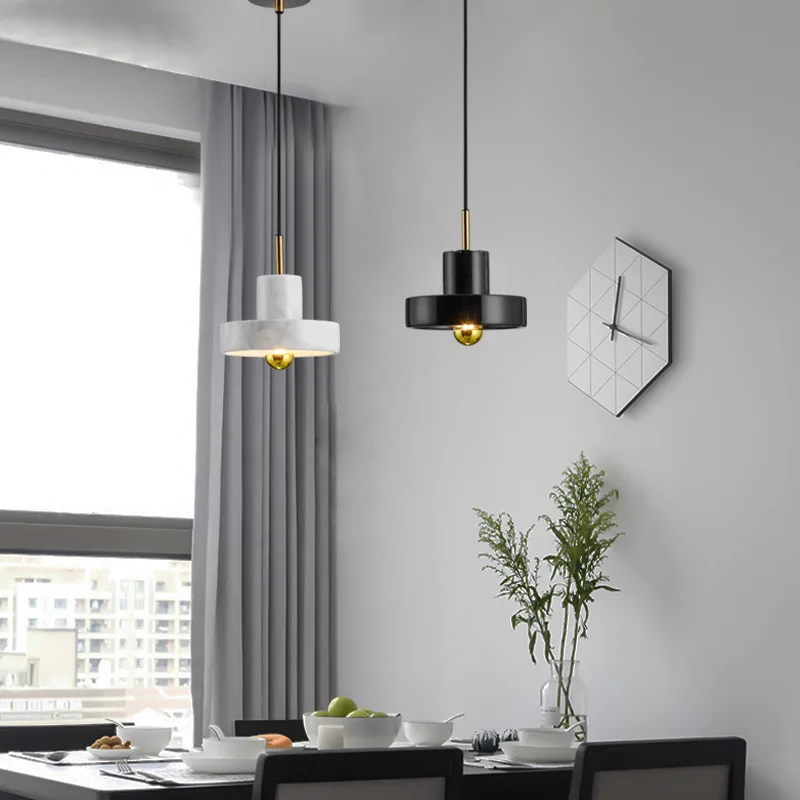 Minimalistische Architektur-Hängeleuchte aus Gold – Dorée