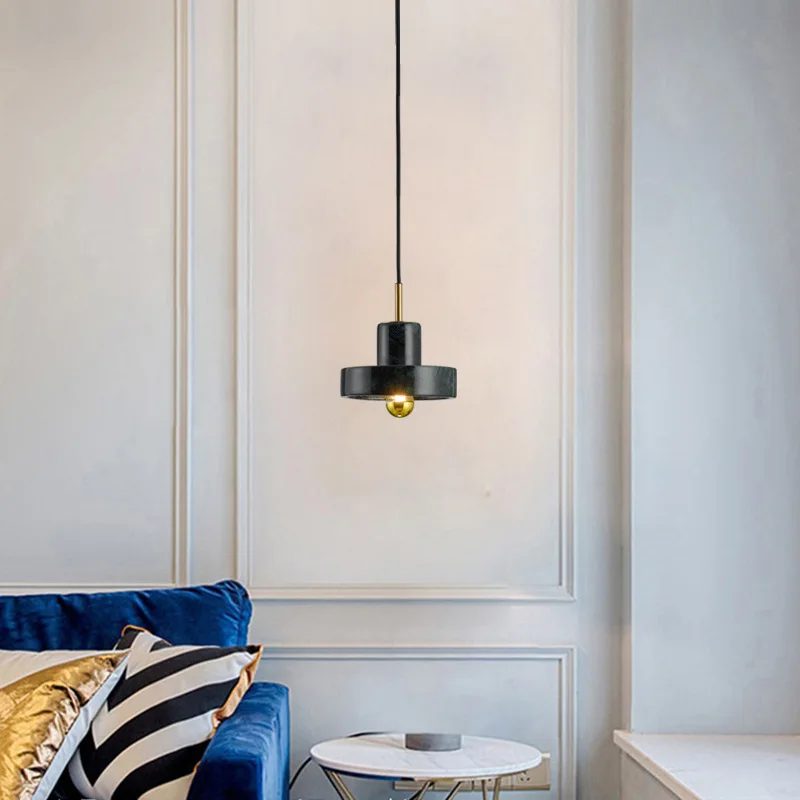 Minimalistische Architektur-Hängeleuchte aus Gold – Dorée