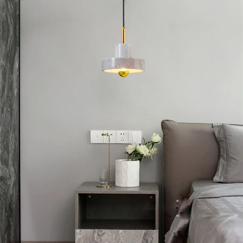 Minimalistische Architektur-Hängeleuchte aus Gold – Dorée