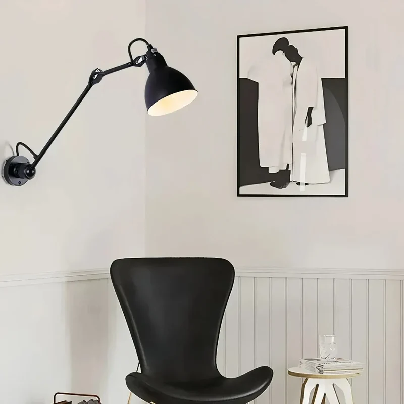 Moderne LED Wandleuchte in Schwarz mit flexiblem Schwenkarm