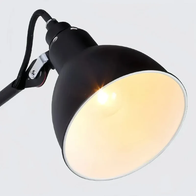 Moderne LED Wandleuchte in Schwarz mit flexiblem Schwenkarm