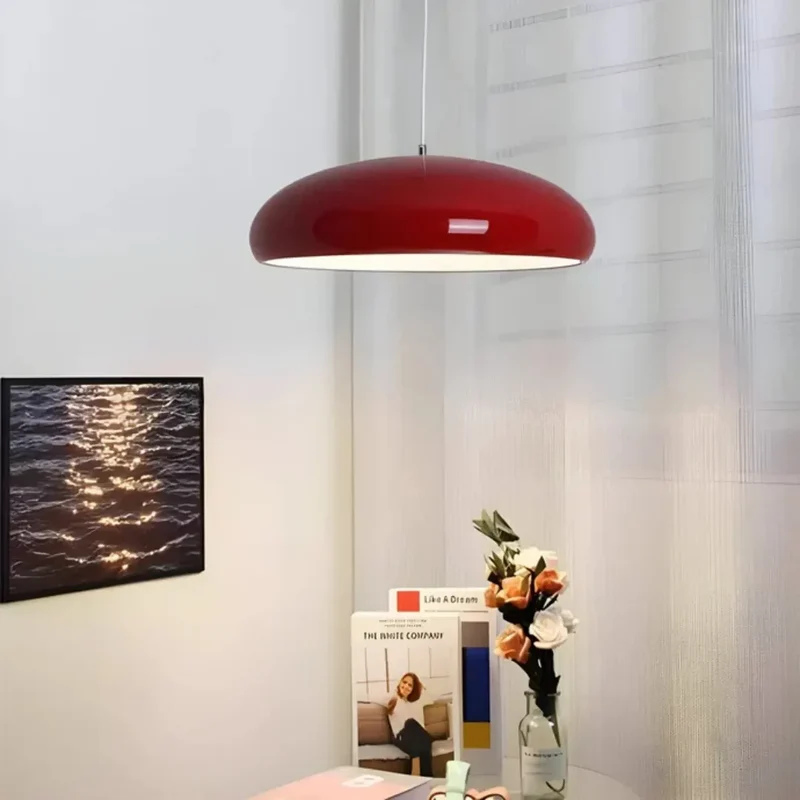 Moderne Pendelleuchte in Kuppelform für das Esszimmer