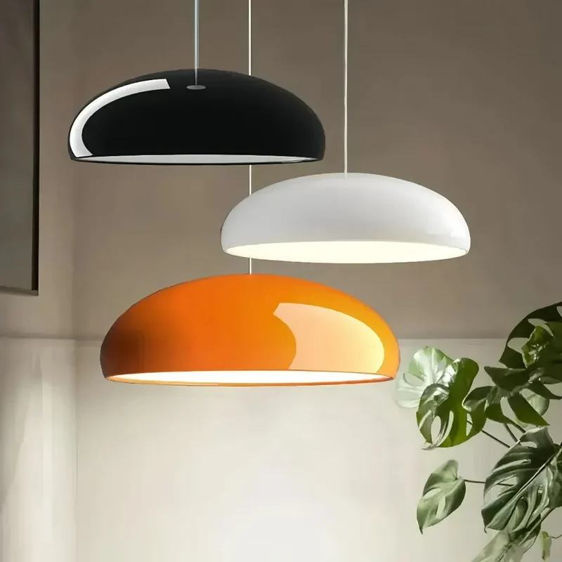 Moderne Pendelleuchte in Kuppelform für das Esszimmer