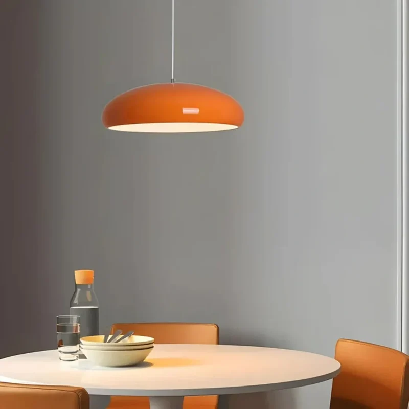 Moderne Pendelleuchte in Kuppelform für das Esszimmer