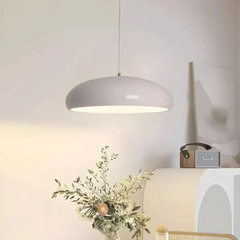 Moderne Pendelleuchte in Kuppelform für das Esszimmer