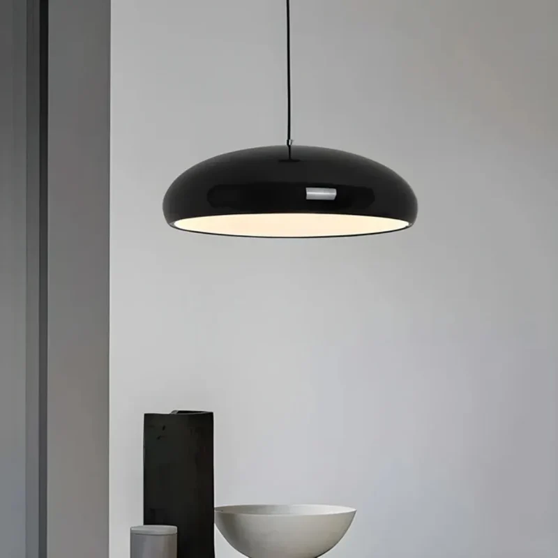 Moderne Pendelleuchte in Kuppelform für das Esszimmer