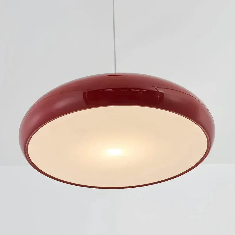 Moderne Pendelleuchte in Kuppelform für das Esszimmer