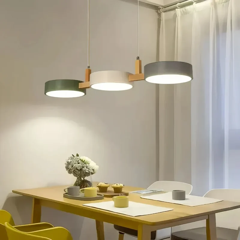 3-flammige LED-Pendelleuchte für den Esstisch aus Holz und Metall