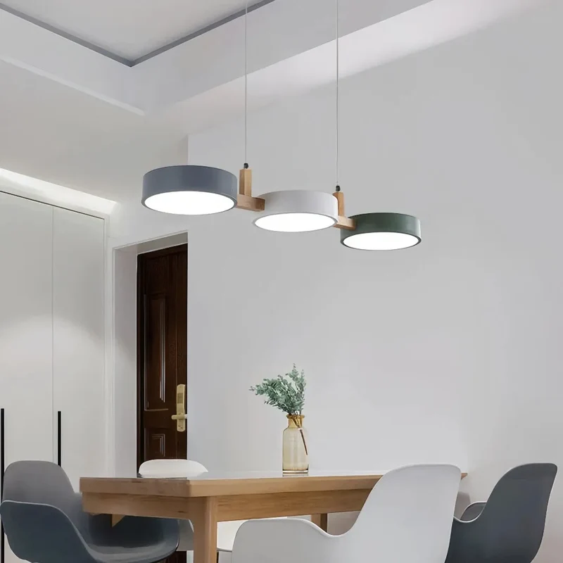 3-flammige Pendelleuchte im skandinavischen Design aus Metall und Holz für Esszimmer