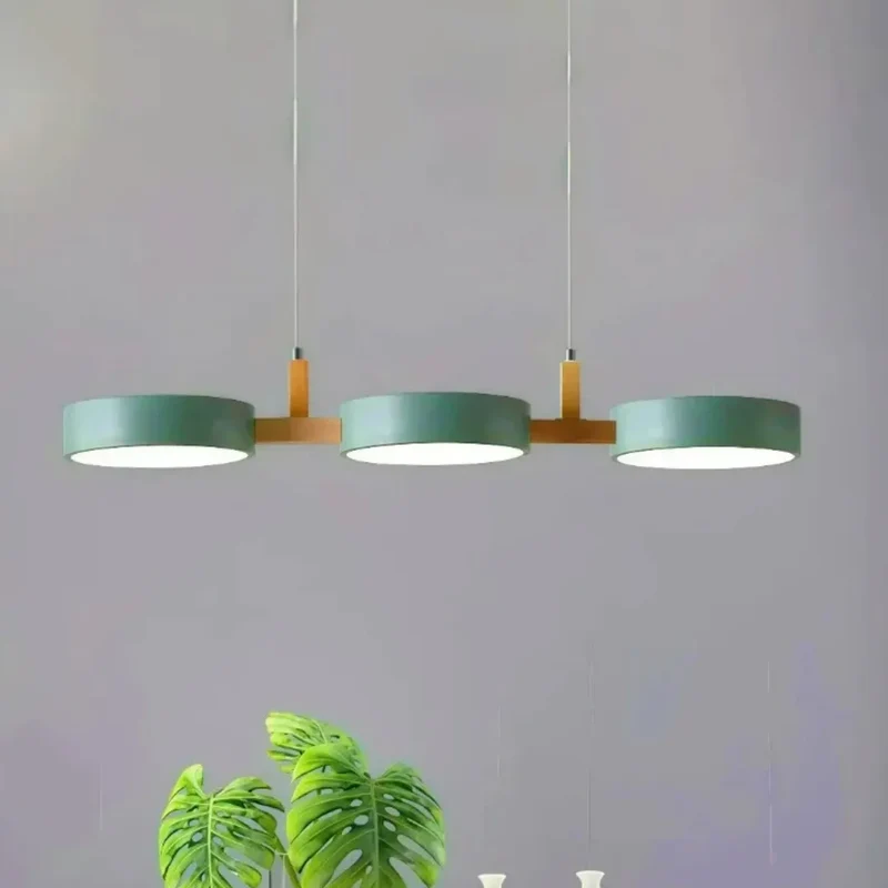 3-flammige Pendelleuchte im skandinavischen Design aus Metall und Holz für Esszimmer