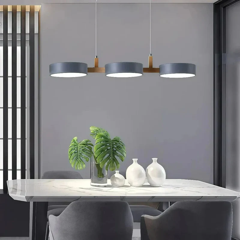 3-flammige Pendelleuchte im skandinavischen Design aus Metall und Holz für Esszimmer