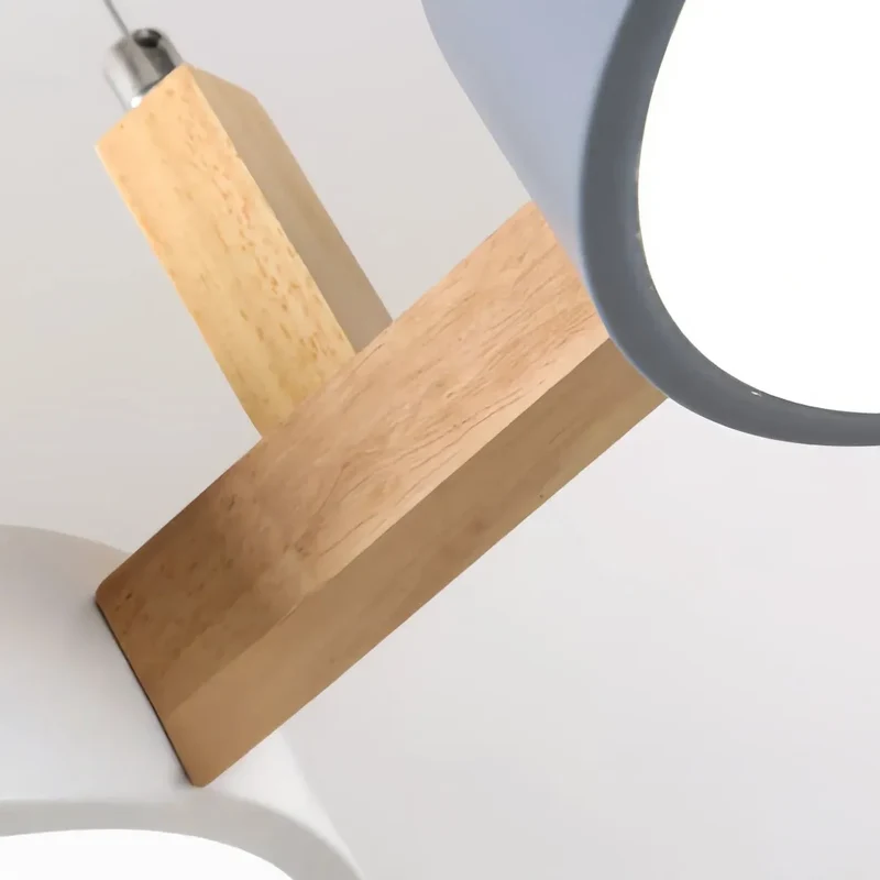 3-flammige Pendelleuchte im skandinavischen Design aus Metall und Holz für Esszimmer