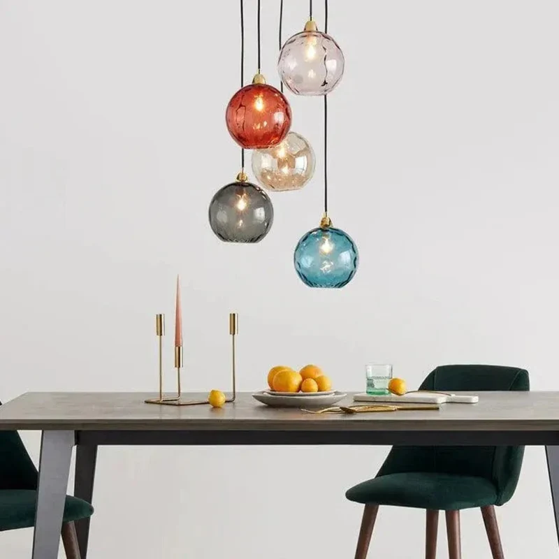LED-Pendelleuchte mit bunter Glaskugel modern fürs Esszimmer