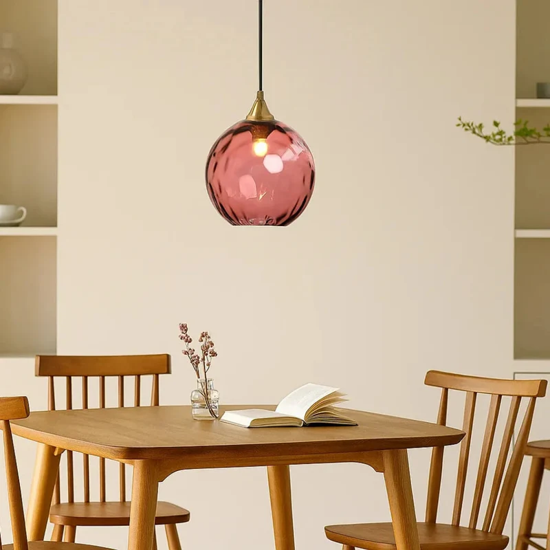 LED-Pendelleuchte mit bunter Glaskugel modern fürs Esszimmer