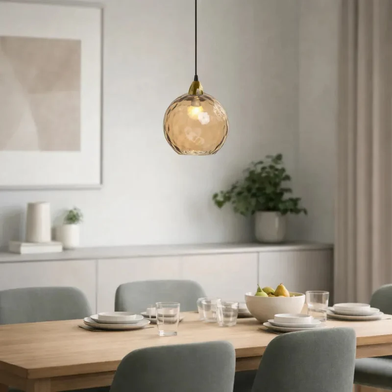 LED-Pendelleuchte mit bunter Glaskugel modern fürs Esszimmer