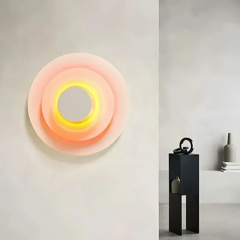 Moderne LED-Wandleuchte in Blumenform – rund & flach, aus Metall
