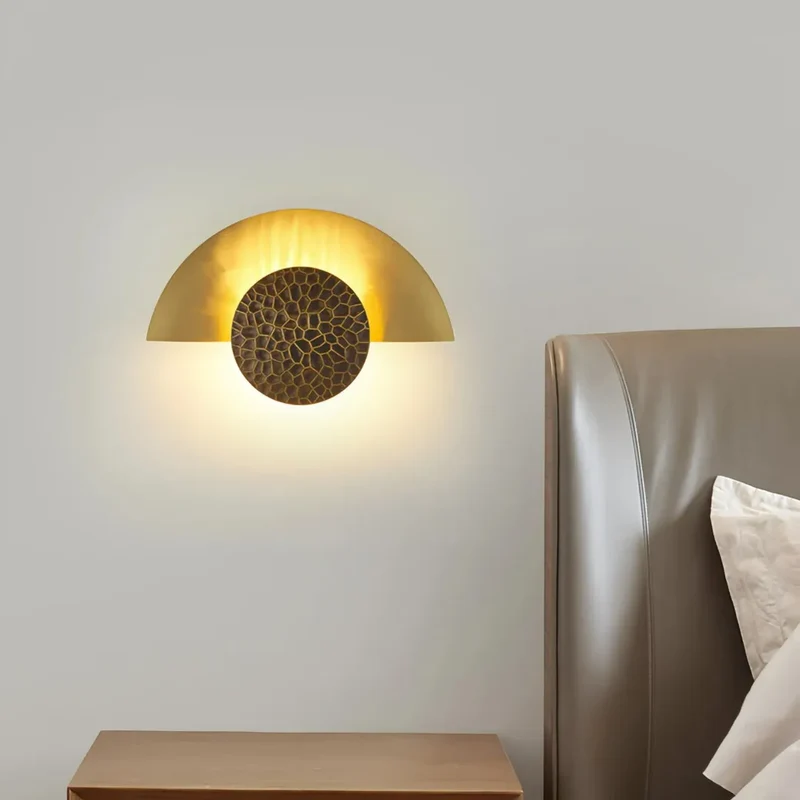 Moderne Halbmond Wandleuchte aus Metall in Gold fürs Schlafzimmer