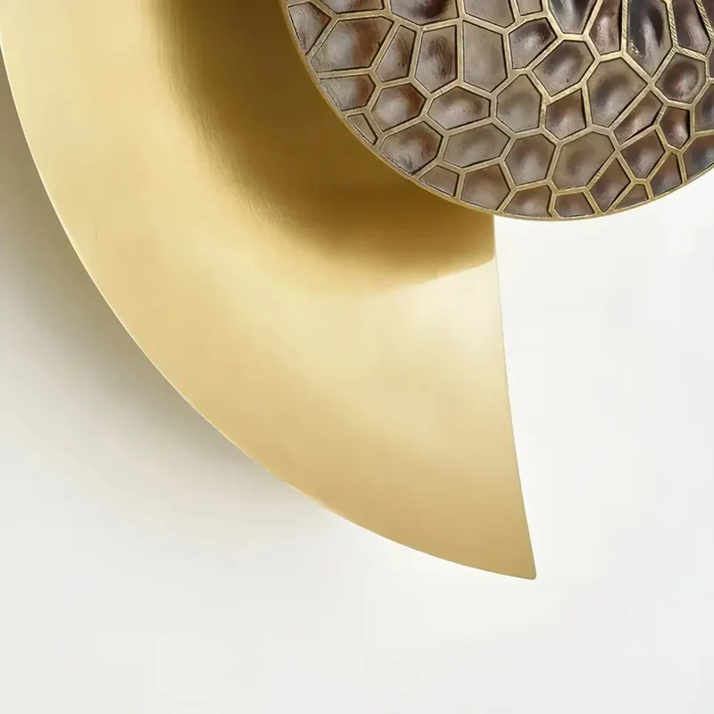 Moderne Halbmond Wandleuchte aus Metall in Gold fürs Schlafzimmer