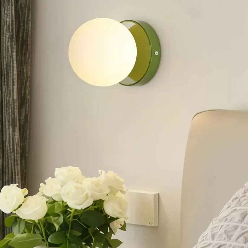 Moderne Opalglas LED Wandleuchte mit Kugel für Flur und Schlafzimmer